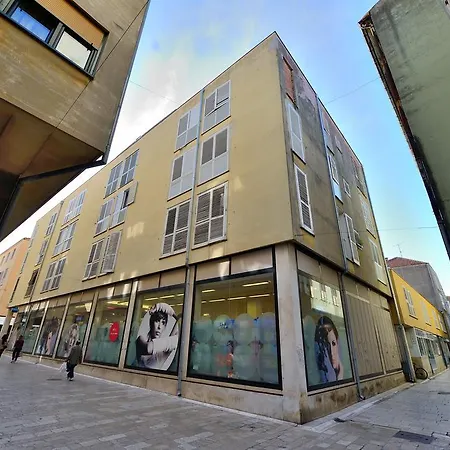 卡勒拉锐咖公寓 *