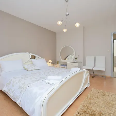 卡勒拉锐咖公寓 * 扎达尔